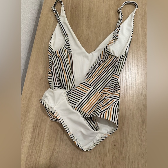 L*Space Black and White Geometric v neck high leg One Piece Swimsuit - Picture 5 of 5